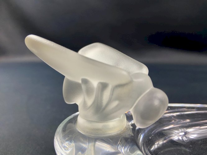 Coupe oblongue en cristal signé Sèvres à décor de libellule stylisée