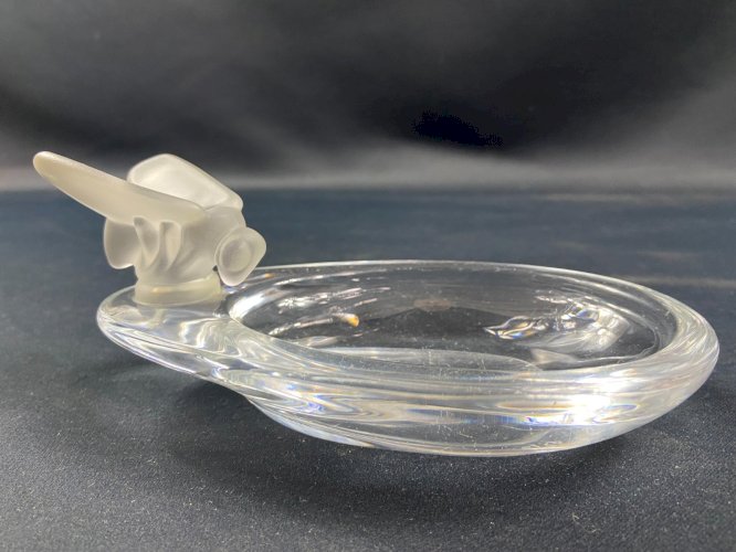 Coupe oblongue en cristal signé Sèvres à décor de libellule stylisée