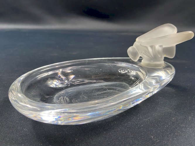 Coupe oblongue en cristal signé Sèvres à décor de libellule stylisée