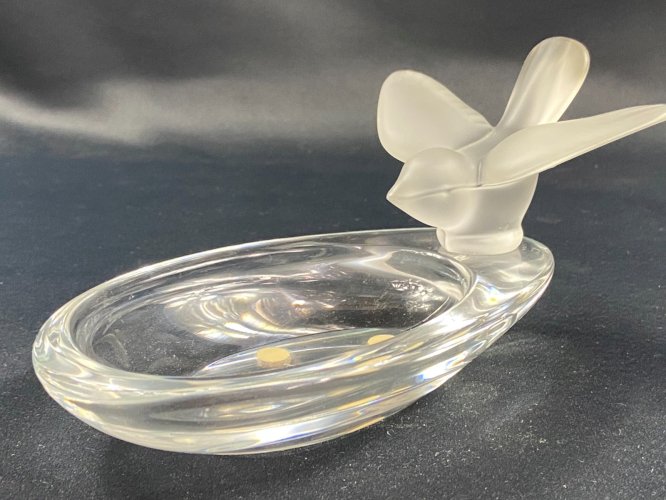 Coupe oblongue en cristal signé Sèvres à décor d'oiseau stylisé