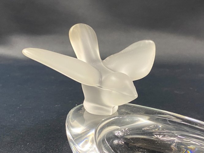 Coupe oblongue en cristal signé Sèvres à décor d'oiseau stylisé