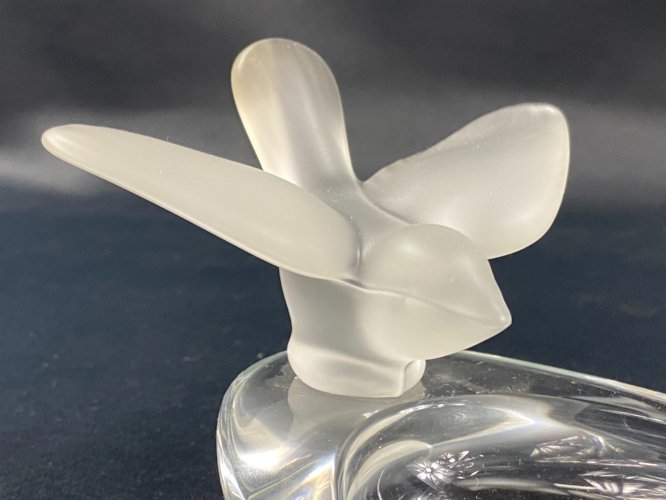 Coupe oblongue en cristal signé Sèvres à décor d'oiseau stylisé