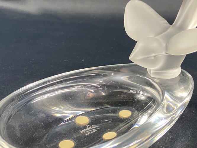 Coupe oblongue en cristal signé Sèvres à décor d'oiseau stylisé