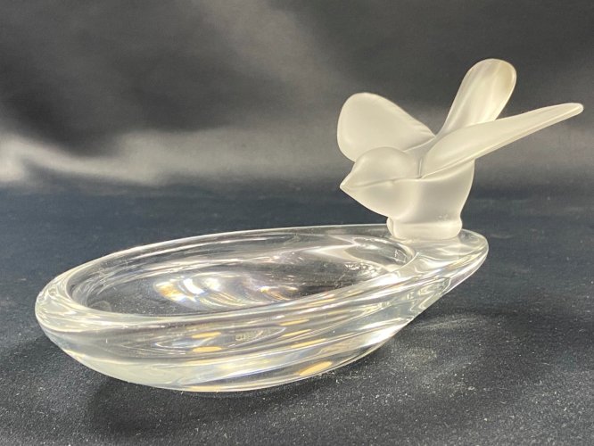 Coupe oblongue en cristal signé Sèvres à décor d'oiseau stylisé