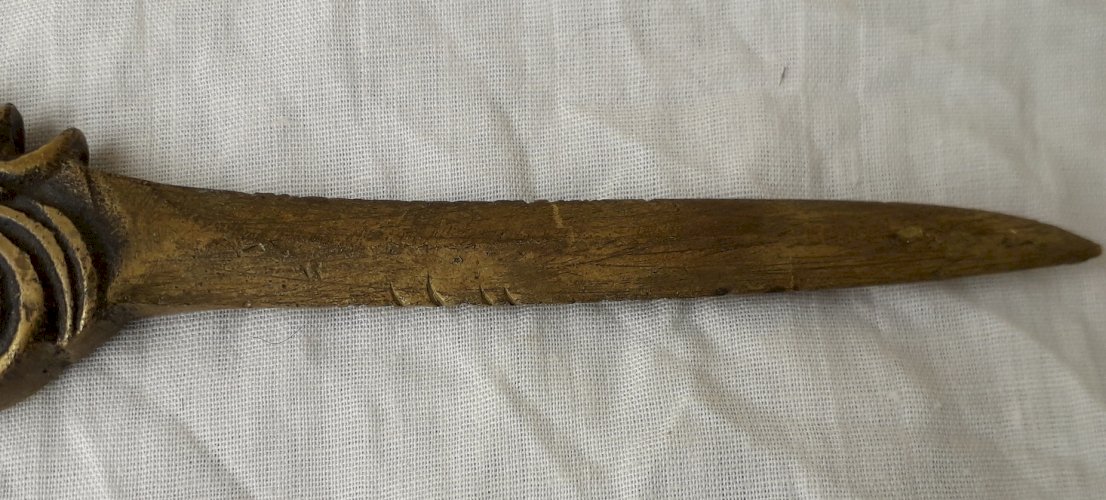 Coupe papier coqs en bronze