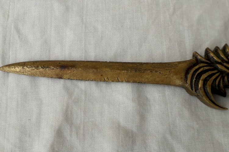 Coupe papier coqs en bronze