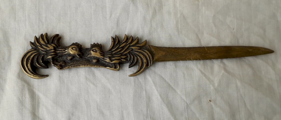 Coupe papier coqs en bronze