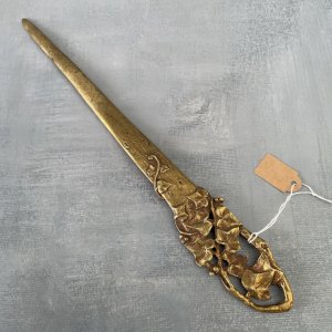 Bronze paper cutter signed RISCHMANN Art Nouveau decor with ivy leaves.