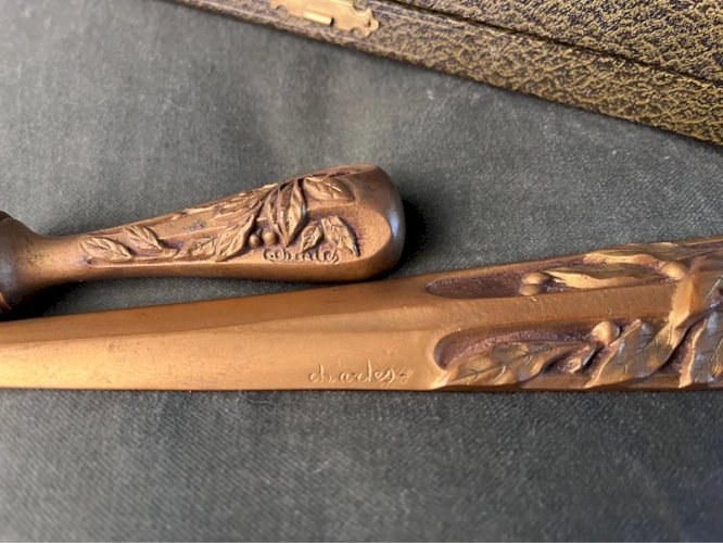 Coupe papier et cachet en bronze signé Charles