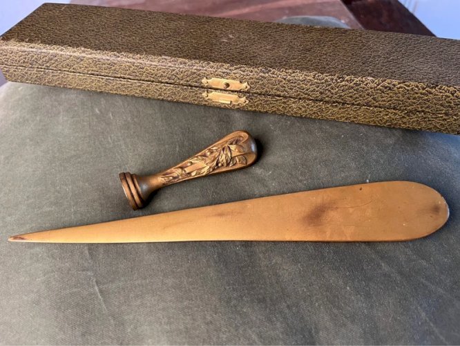 Coupe papier et cachet en bronze signé Charles