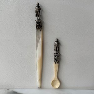 Coupe-papier et cuillère en nacre surmontés de Napoléon fin XIXe M3400