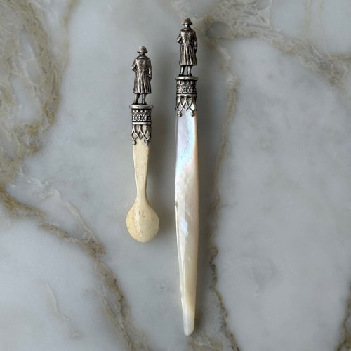 Coupe-papier et cuillère en nacre surmontés de Napoléon fin XIXe M3400