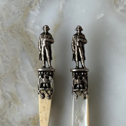 Coupe-papier et cuillère en nacre surmontés de Napoléon fin XIXe M3400