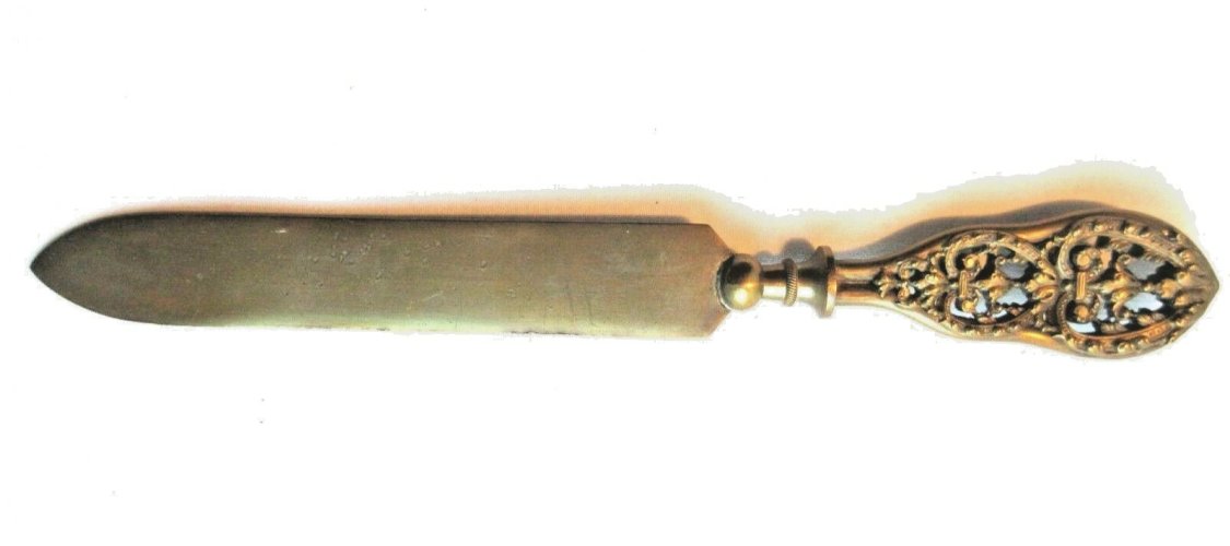 Coupe papier Napoléon III, bronze sculpté d'acanthes et ajouré