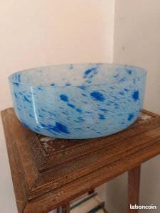 coupe saladier en verre avec incrustation bleu dans le gout de murano en bon etat