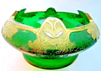Coupe signée Legras, Montjoye, Verre vert Dégagé à l'Acide, chêne et glands Or