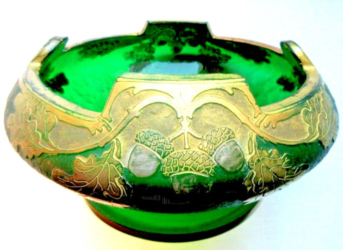 Coupe signée Legras, Montjoye, Verre vert Dégagé à l'Acide, chêne et glands Or