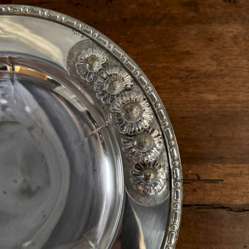 Coupe sur pied en métal argenté Art Déco par Romepla 1930 décor floral M3673