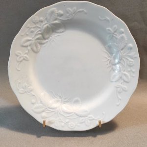 White porcelain footed cup Leboeuf Millet Creil et Montereau, strawberry decoration George Sand