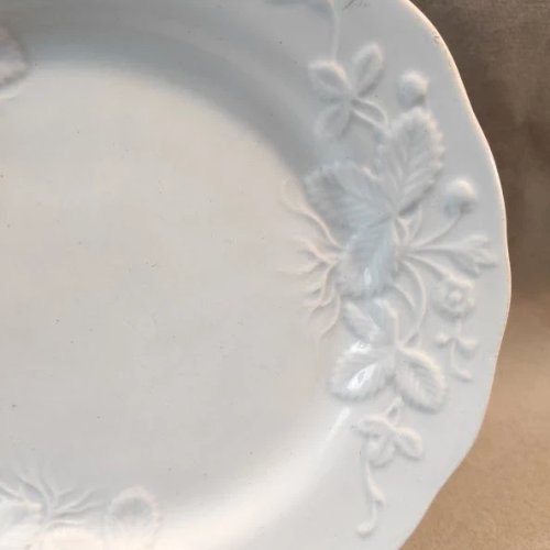 Coupe sur pied en porcelaine blanche Leboeuf Millet Creil et Montereau, décor fraises George Sand