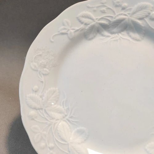 Coupe sur pied en porcelaine blanche Leboeuf Millet Creil et Montereau, décor fraises George Sand
