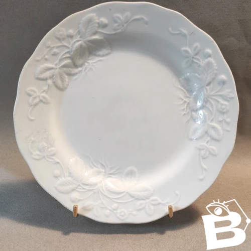 Coupe sur pied en porcelaine blanche Leboeuf Millet Creil et Montereau, décor fraises George Sand