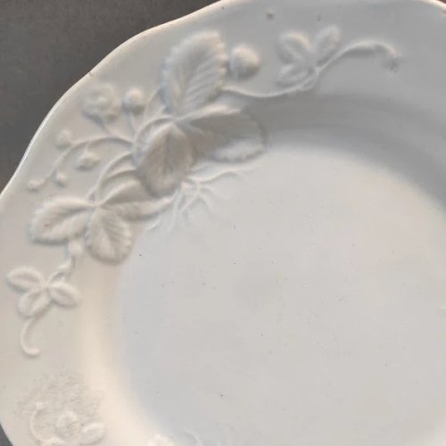 Coupe sur pied en porcelaine blanche Leboeuf Millet Creil et Montereau, décor fraises George Sand