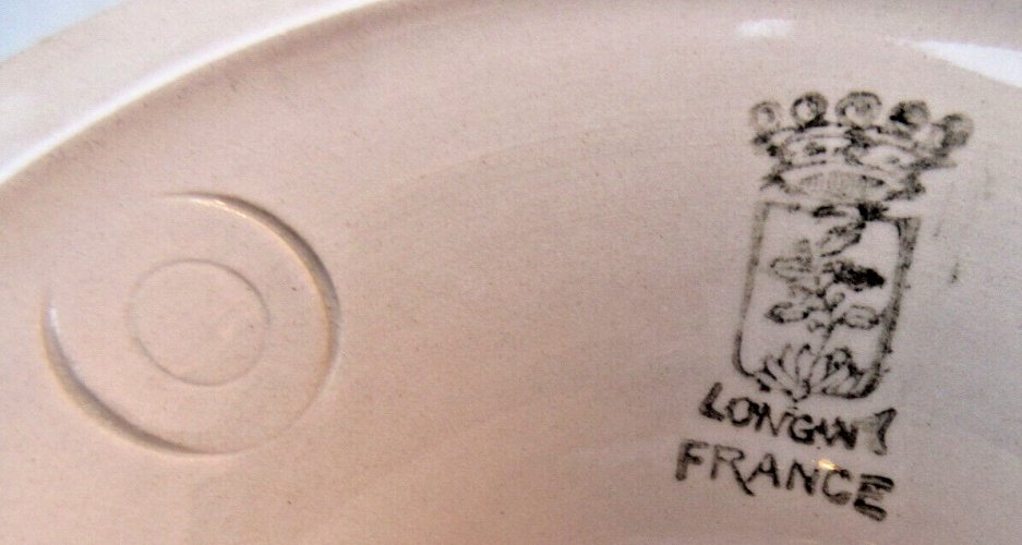 Coupe sur pied faïence émaillée de fleurs blanches et d'oiseaux signée LONGWY