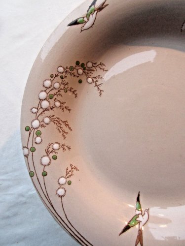Coupe sur pied faïence émaillée de fleurs blanches et d'oiseaux signée LONGWY