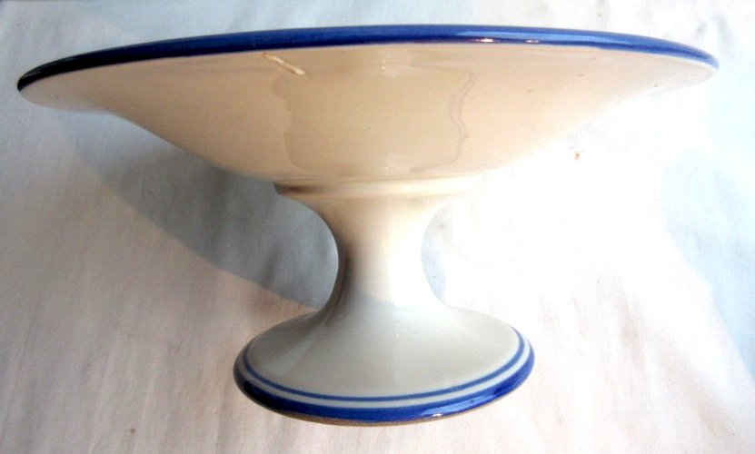 Coupe sur pied mi-haut, blanche à liserés et pois bleus, Creil Montereau?