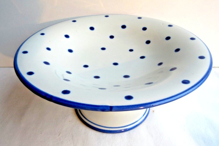 Coupe sur pied mi-haut, blanche à liserés et pois bleus, Creil Montereau?