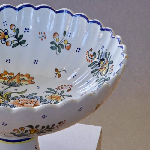 Coupe sur piédouche artisanale du Moustiers