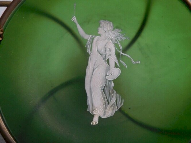 COUPE VIDE POCHE EN VERRE VERT DECOR D'UN PEINTRE MONTURE EN BRONZE