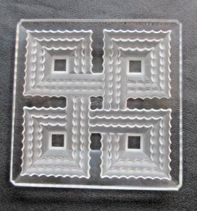 Ashtray on 4 legs, sculpted glass signed A.VERLYS France, LALIQUE style