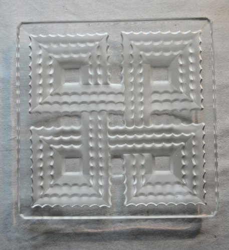 Coupe vide-poche sur 4 pieds, verre sculpté signé A.VERLYS France, goût LALIQUE