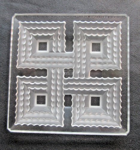 Coupe vide-poche sur 4 pieds, verre sculpté signé A.VERLYS France, goût LALIQUE