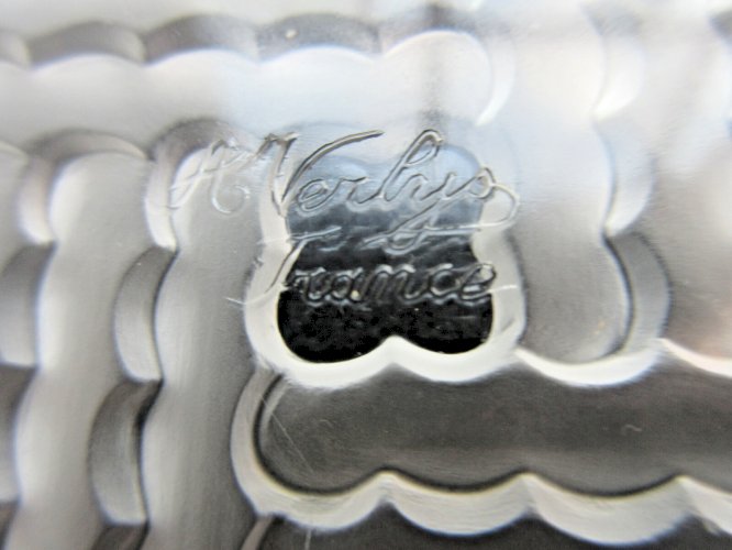 Coupe vide-poche sur 4 pieds, verre sculpté signé A.VERLYS France, goût LALIQUE