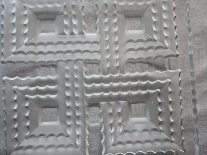 Coupe vide-poche sur 4 pieds, verre sculpté signé A.VERLYS France, goût LALIQUE