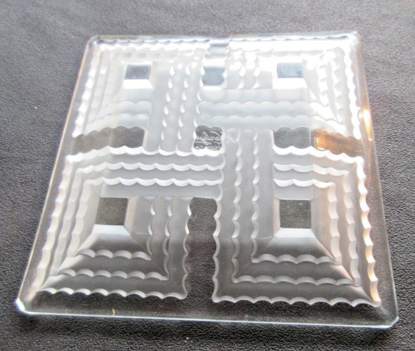 Coupe vide-poche sur 4 pieds, verre sculpté signé A.VERLYS France, goût LALIQUE