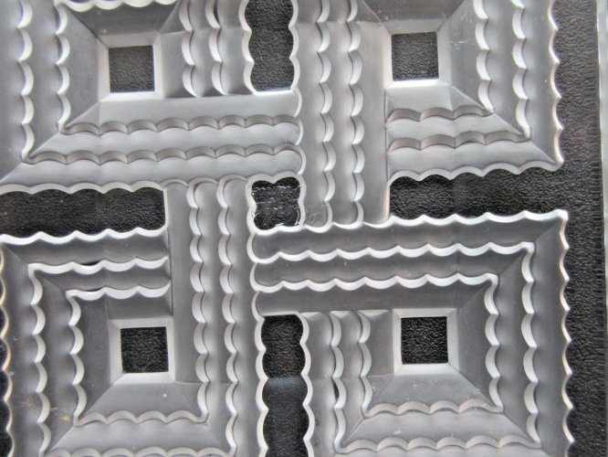 Coupe vide-poche sur 4 pieds, verre sculpté signé A.VERLYS France, goût LALIQUE