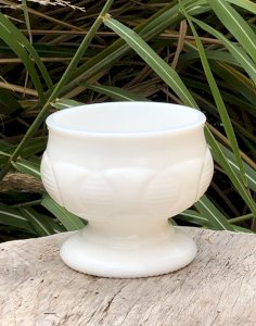 Coupe vintage blanche en opaline