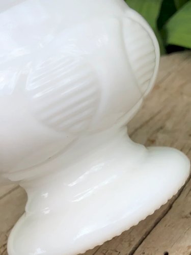 Coupe vintage blanche en opaline
