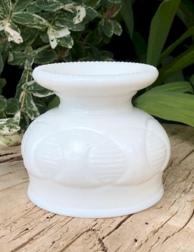 Coupe vintage blanche en opaline