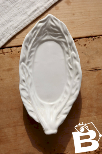 Coupelle ancienne feuille en barbotine blanche anglaise