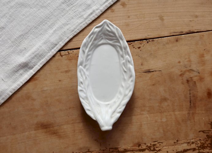 Coupelle ancienne feuille en barbotine blanche anglaise