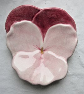 Coupelle en céramique signée Italy: Une pensée rouge et rose