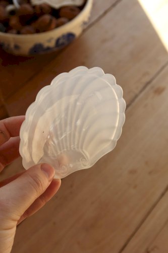 Coupelle vintage coquillage en verre moulé blanc