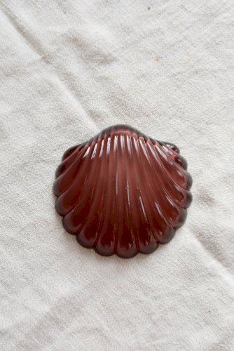 Coupelle vintage coquillage en verre moulé violet