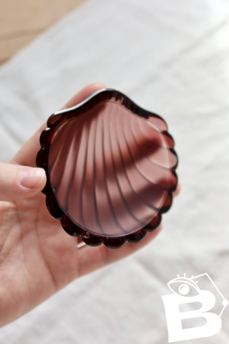 Coupelle vintage coquillage en verre moulé violet