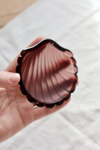 Coupelle vintage coquillage en verre moulé violet